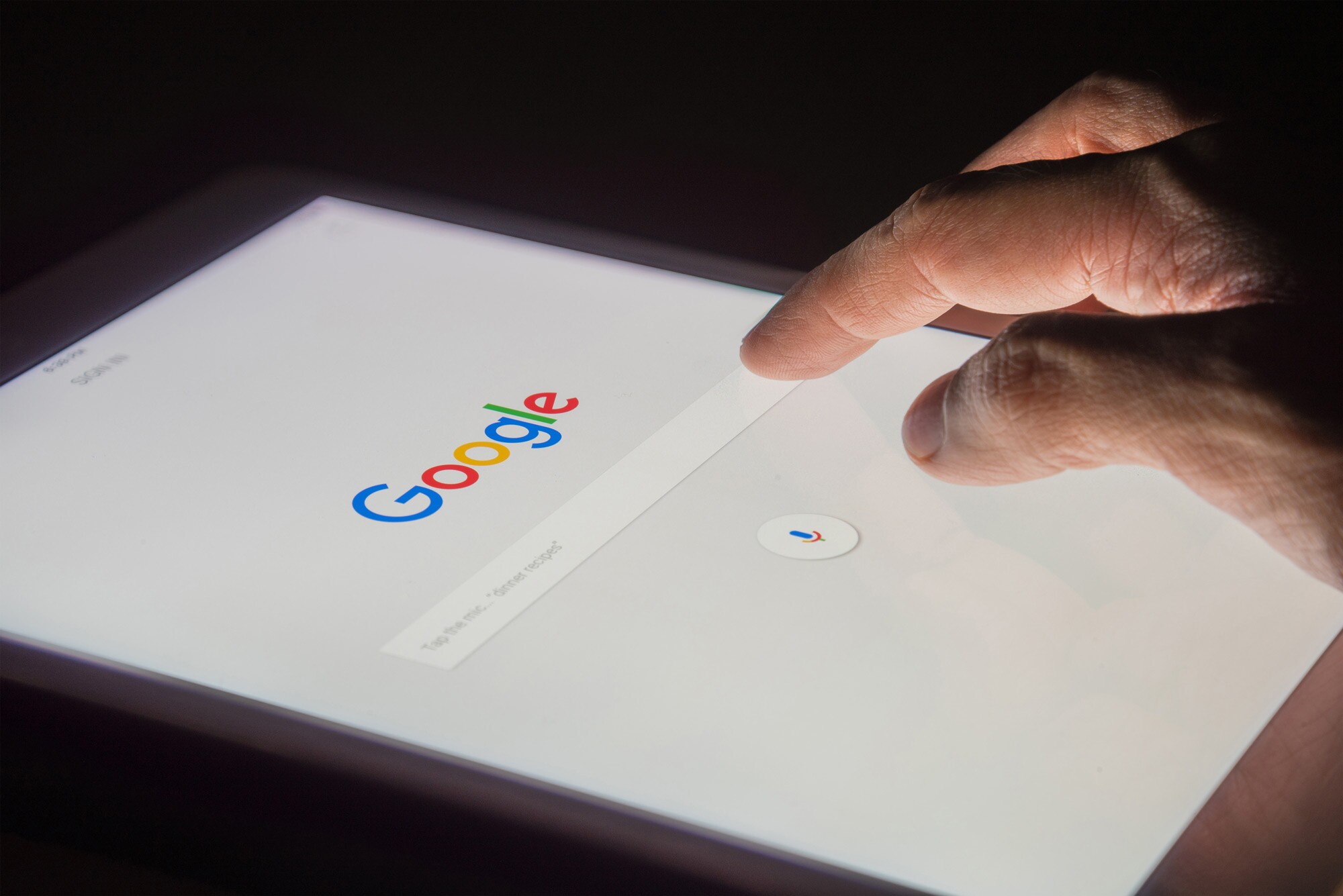 En som søker på Google via et nettbrett.
