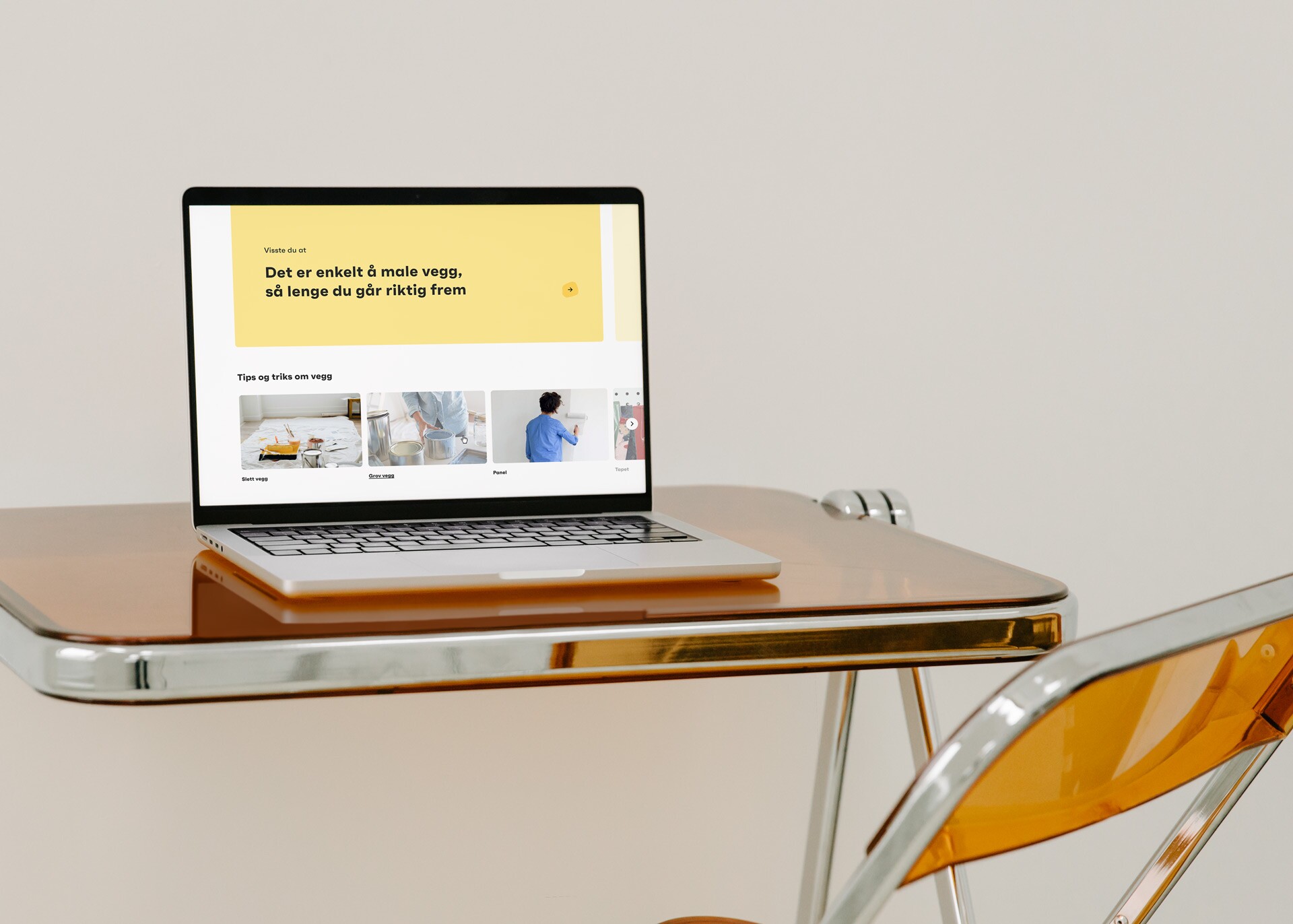 En PC som har Jordan sine nettsider åpen.