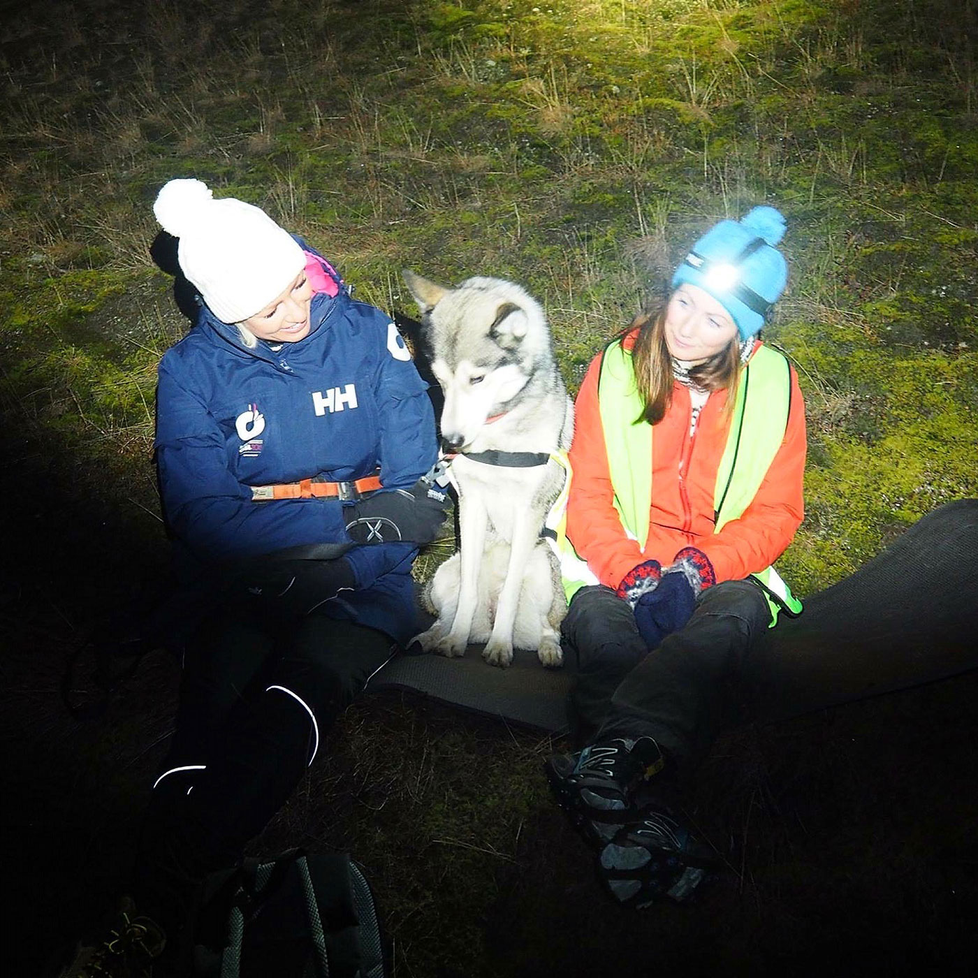 To damer med en Husky