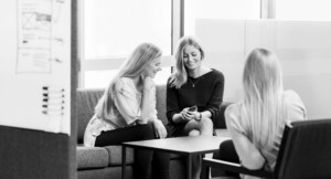 Ansatte i Semway i samtale