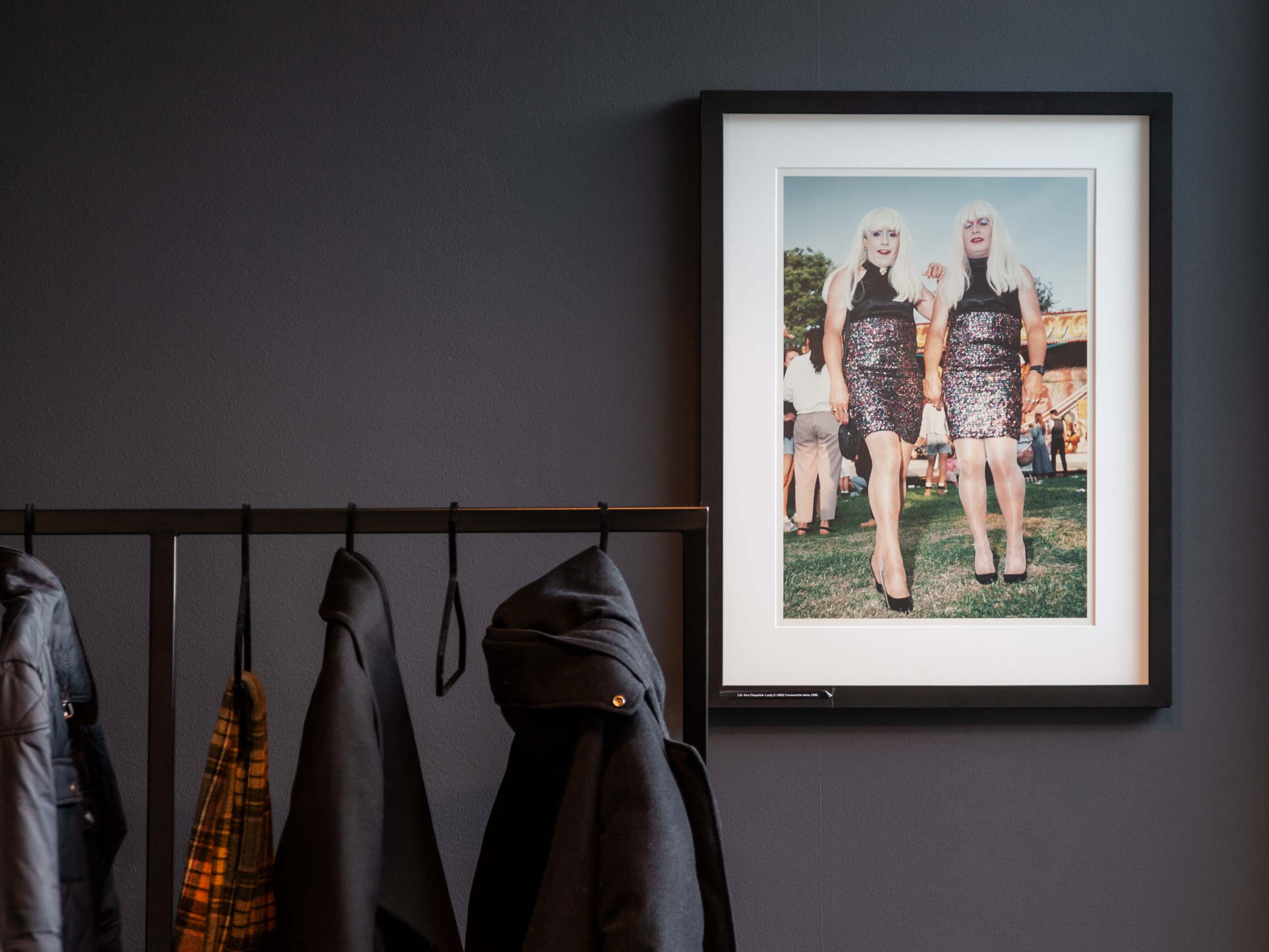 Et foto i ramme hengt på veggen.