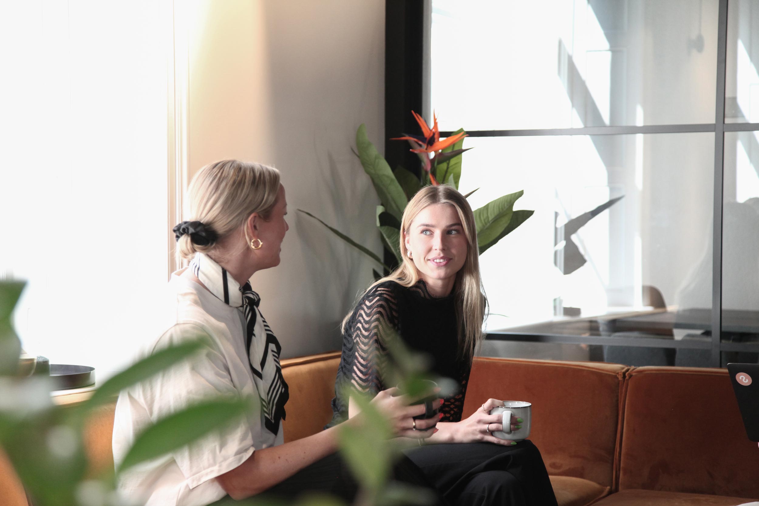 Bilde av to ansatte i Semway som ser på hverandre.