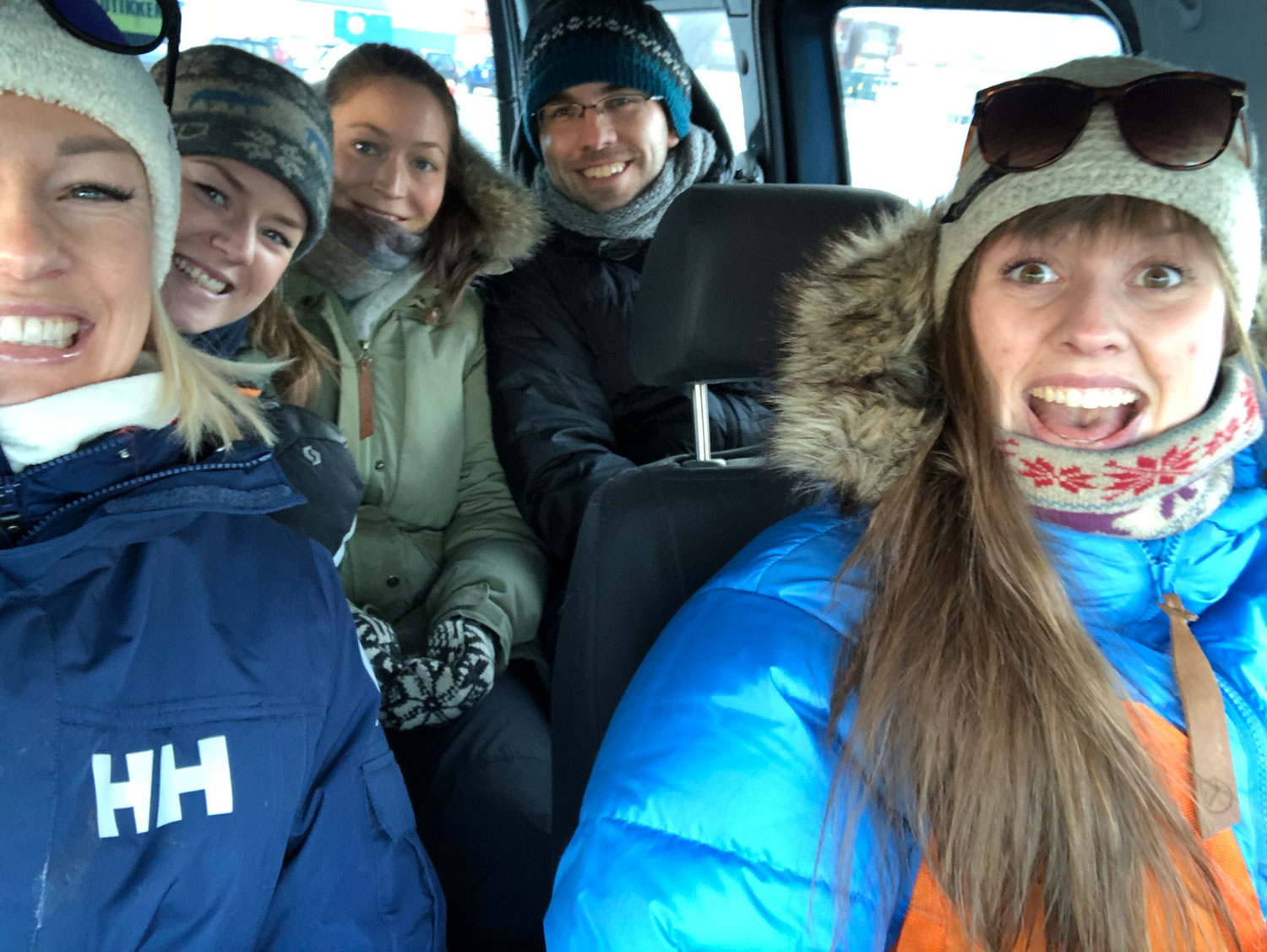 Kaja Bergerud sammen med fire ansatte i Svalbard Adventures