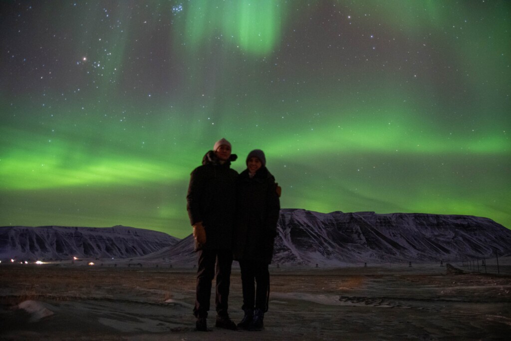 To damer under nordlyset på Svalbard