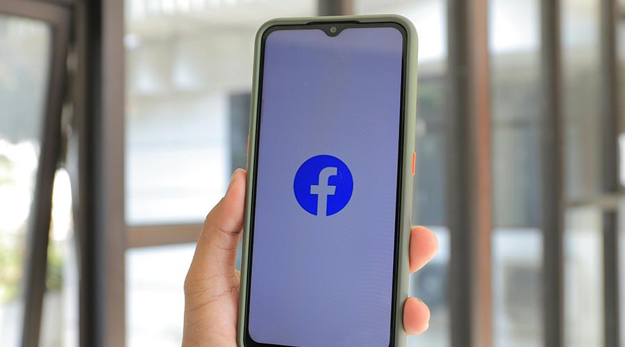 Iphone med Facebook åpent for å illustrere Facebook Ads.