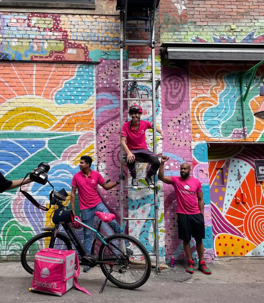 Tre foodora bud står oppstilt for å ta et kreativt bilde under produksjonsdagen.