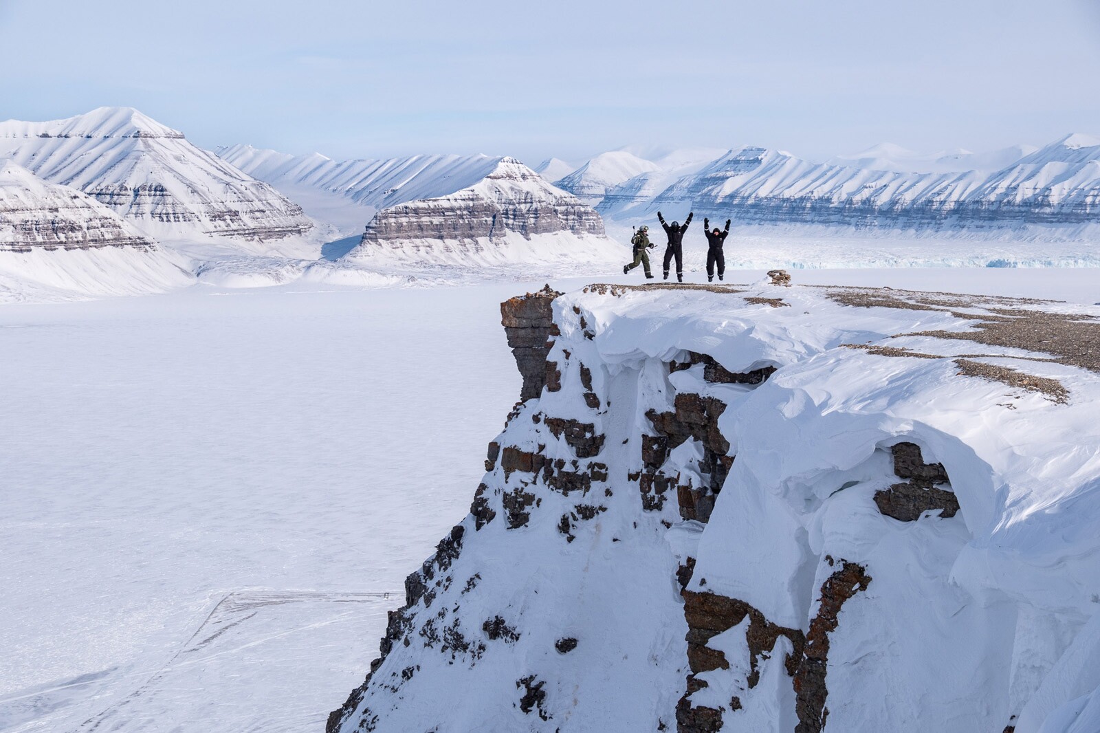 Mennesker på fjelltopp på Svalbard