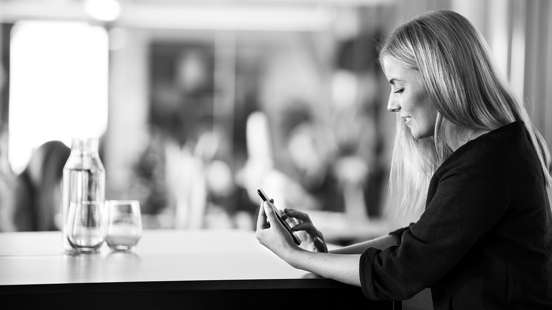 Sofie fra sosiale medier på telefonen