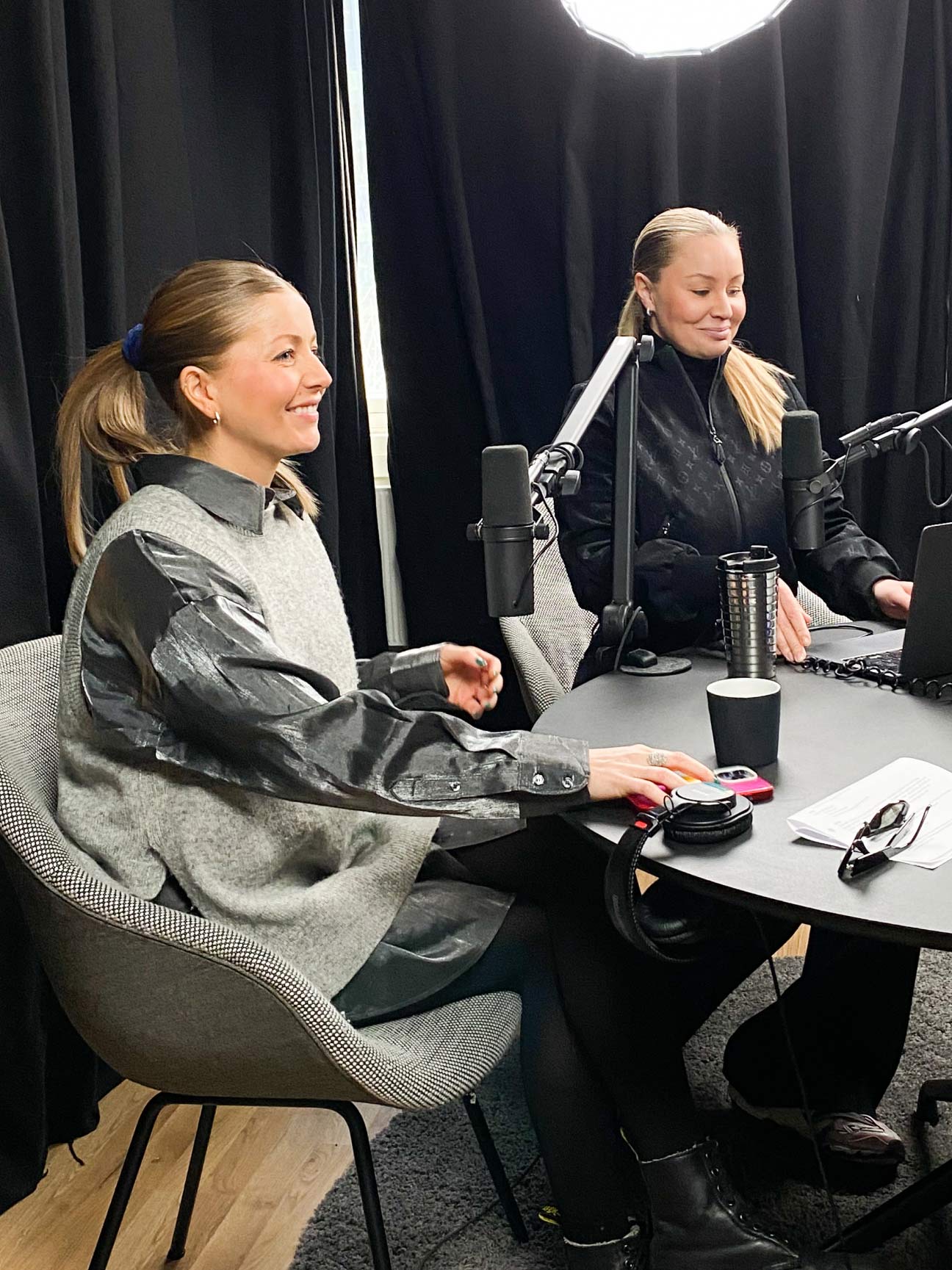 Våre kollegaer Sofie og Monica under innspilling av en podkastepisode.